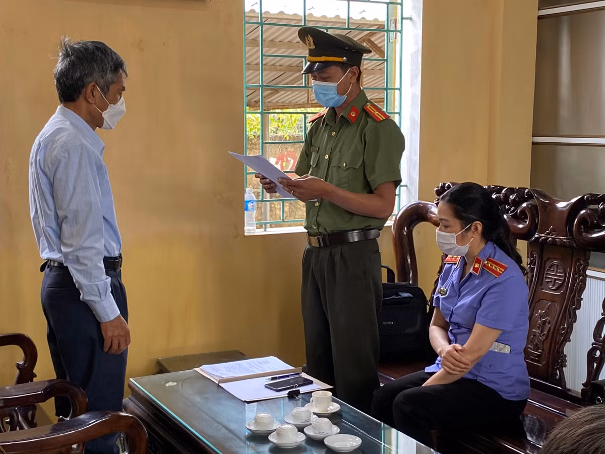 Khoi to 4 cuu can bo giao duc Nam Dinh “gia mao cong tac”-Hinh-4