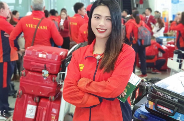 Nu cung thu “bo tui” hon 100 huy chuong, nhan sac xinh nhu hot girl