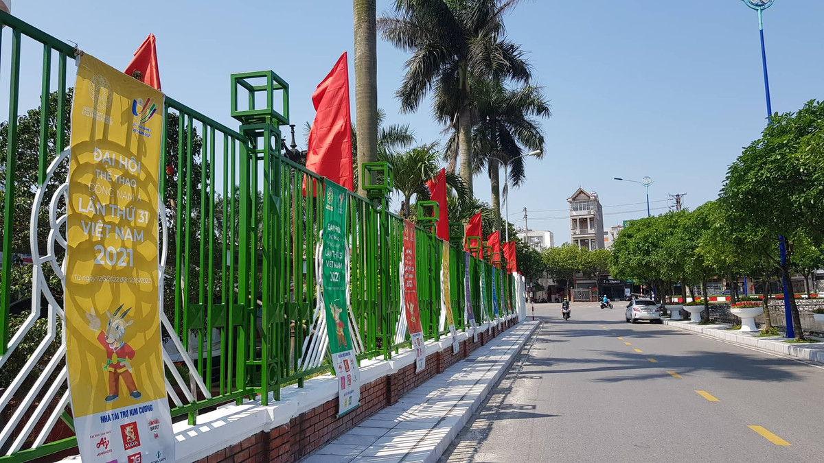 Nhiều băng rôn, cờ hoa được trang trí xung quanh Nhà thi đấu tỉnh Hải Dương.