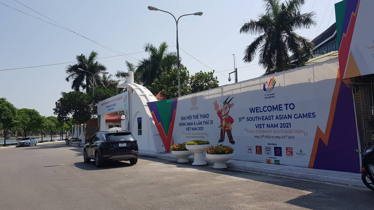 Những ngày này, thành phố Hải Dương ngập tràn cờ hoa biểu tượng tuyên truyền SEA Games 31. Nhiều đảo giao thông, tuyến phố đã được lắp đặt biểu tượng, cổng chào, cụm pano, băng rôn, khẩu hiệu, cờ hoa rực rỡ.