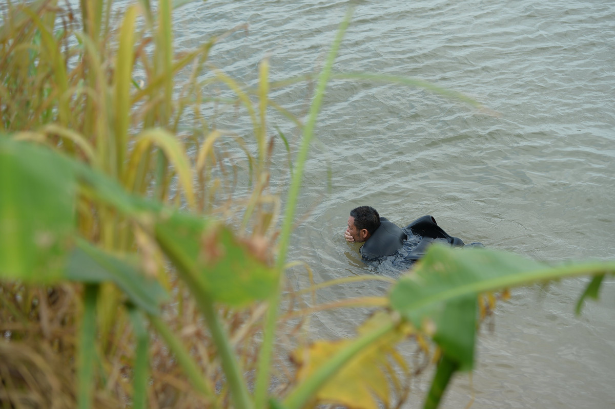 Ông Quảng chia sẻ, mình đã có hàng chục năm làm nghề tìm kiếm các nạn nhân trên sông nước và đã vớt hàng trăm thi thể từ Lào Cai tới Hải Dương. Trong mỗi trường hợp sông nước đều có những câu chuyện riêng khó lý giải và việc tìm kiếm được các nạn nhân xấu số không phải chuyện một sớm, một chiều.