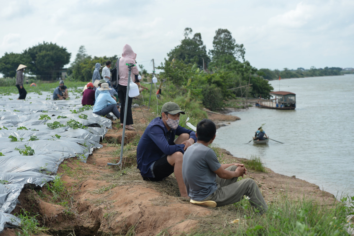 Sau đó, mọi người liền đổ xô đi tìm, phát hiện thấy dép, điện thoại, xe đẩy của 3 mẹ con ở sát bờ sông Thái Bình. Hiện trường cho thấy, có dấu chân đi về phía mép nước.