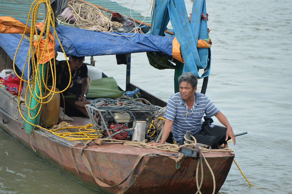 Ông Hoàng Nam (sống tại xã Cẩm Văn) cho biết, gia đình chị Th. sống rất hoà thuận, êm ấm không xảy ra điều tiếng hay xích mích gì với bà con hàng xóm. "Chúng tôi cũng chưa thấy vợ chồng nhà con bé cãi chửi nhau bao giờ. Trưa qua, khi nghe tin mà tôi bủn rủn chân tay không thể nghĩ rằng lại xảy ra việc đau lòng đến vậy...", ông Nam nói.
