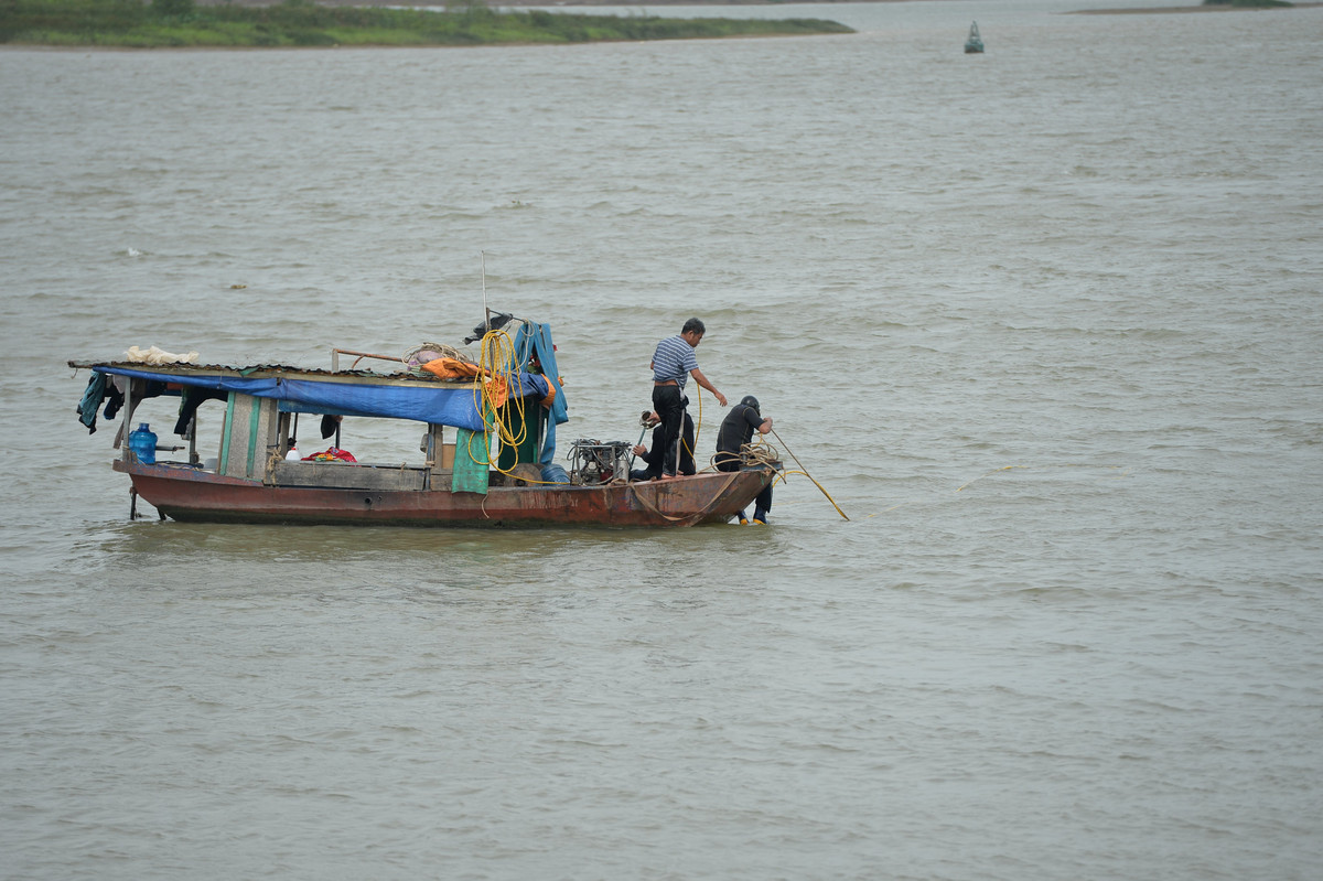 "Đây chỉ là nhận định bằng kinh nghiệm của chúng tôi chứ không chắc chắn. Qua lặn mò và tìm kiếm qua nay thì tôi có thể khẳng định nếu các nạn nhân gặp nạn chưa thể trôi xa...", anh Tôn chia sẻ.