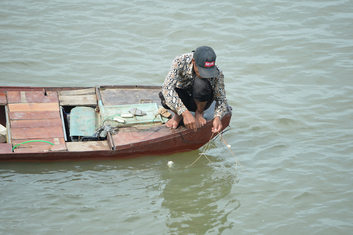 Anh Vũ Xuân Tôn (cùng trong đội tìm kiếm) chuyên thả "móc câu" tìm kiếm thi thể nhận định, nếu 3 mẹ con chị Tr. gặp nạn dưới sông Thái Bình thì có thể ngày mai (10/5) sẽ nổi và tìm thấy. 