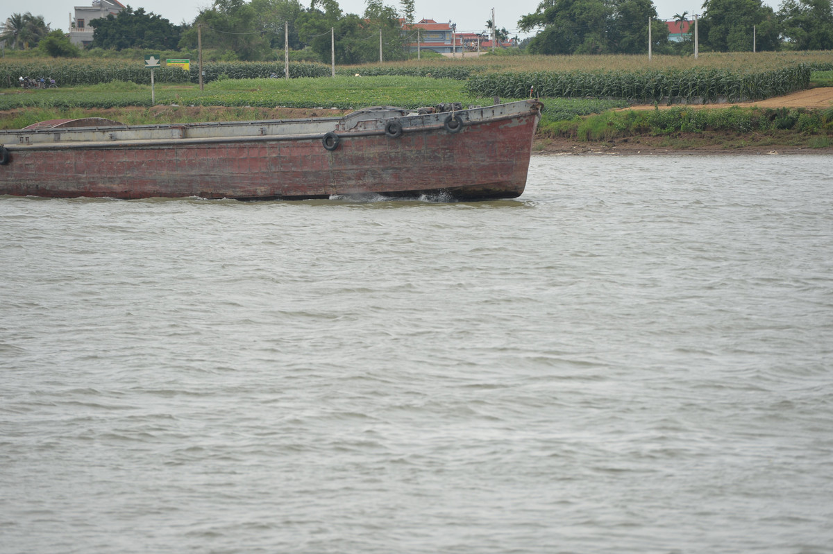 Khúc sông rộng, nước sông chảy mạnh.
