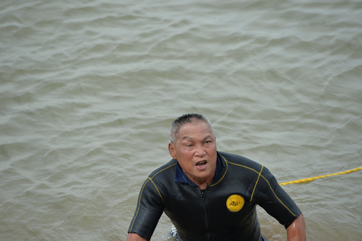 Từ thời điểm đó đến nay, ông Vũ Xuân Quảng (62 tuổi, trú Kim Lai, TP Hải Dương) vẫn tích cực tìm kiếm 3 mẹ con chị Th. với gần 30 giờ lặn mò trên sông Thái Bình. 