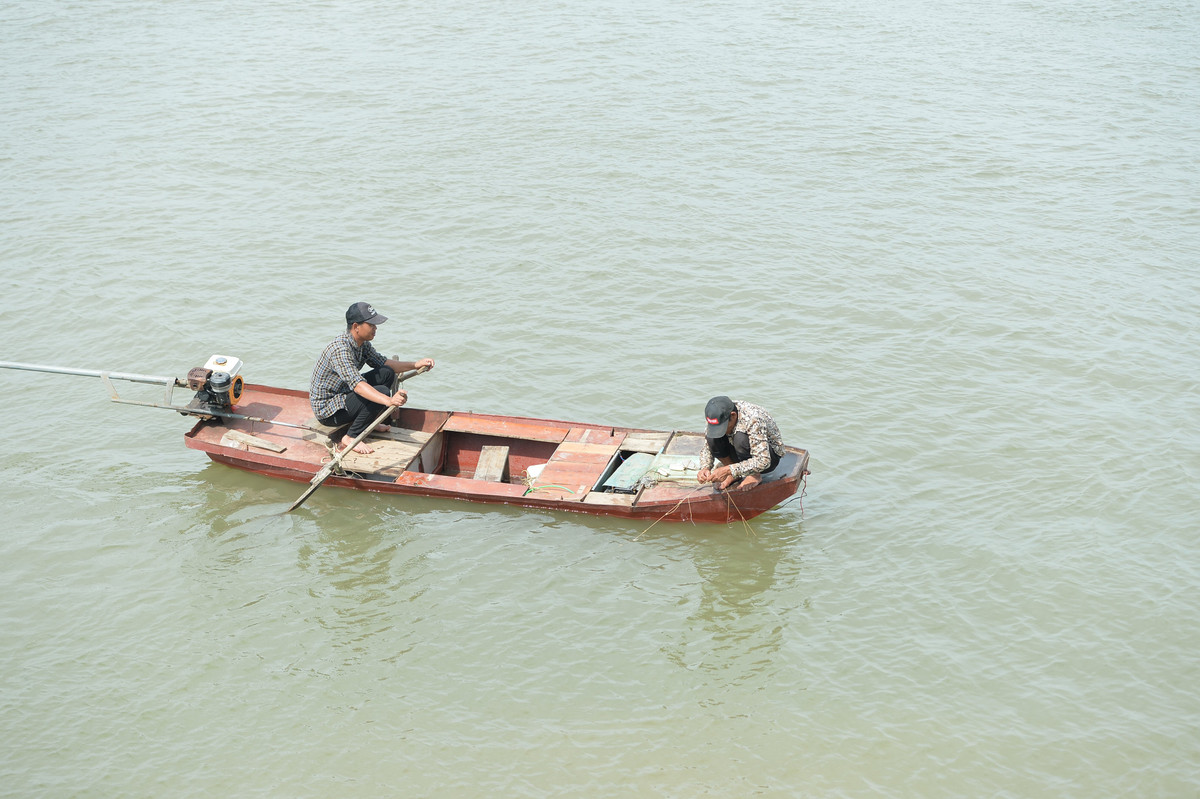 "Chúng tôi mới tìm kiếm 2 vợ chồng đi đánh cá lật thuyền tử vong ở sông Kinh Thầy (huyện Nam Sách, Hải Dương). Tìm kiếm được 2 vợ chồng đánh cá xong thì chúng tôi lại tiếp tục đến đây để tìm trường hợp này. Việc khó khăn nhất đối với chúng tôi tìm kiếm bây giờ là chưa thể xác định được 100% có phải mẹ con Th. mất tích ở khu vực này hay không?”, ông Quảng nói và cho rằng, nếu không mất tích ở khúc sông này mà chỉ đi nơi khác là điều may mắn đến với gia đình. Bản thân ông chỉ mong làm sao các nạn nhân bình yên, không xảy ra điều đáng tiếc. 