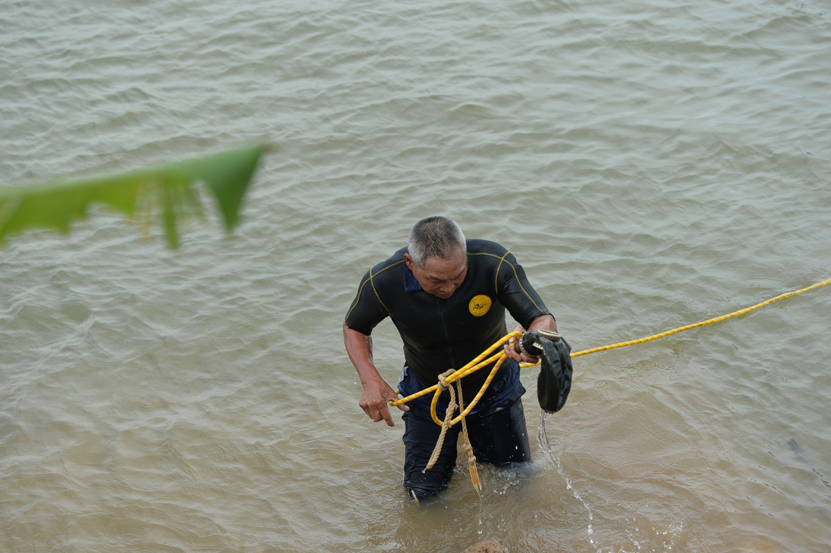 Tranh thủ nghỉ ngơi, ông Quảng chia sẻ, lòng sông Thái Bình khu vực 3 mẹ con chị Tr. nghi mất tích không phẳng, chỗ nông chỉ 4 - 5 mét nhưng chỗ sâu lại từ 16 - 17 mét. Không chỉ thế, lòng sông lại có nhiều hủng, hố tạo thành dòng chảy xoáy, xiết, 2 bên sông là 2 dòng chảy khác nhau. Bên địa bàn xã Cẩm Văn là bên lở còn bên địa phận xã Thái Tân (huyện Nam Sách) là bên bồi. 
