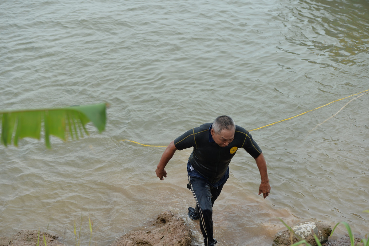 “Đến cuối chiều 9/5, chúng tôi chưa thấy bất kỳ tung tích gì của mẹ con Th. Tôi và các anh em trong đoàn đã lặn ở khúc sông này từ qua đến nay hàng trăm lần từ hố sâu cho đến nông đều đã lặn hết rồi nhưng không thấy tung tích gì....", ông Quảng nói.