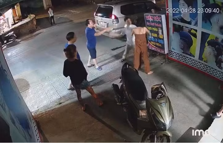 Xac minh vu can bo phuong nua dem den nha bat nguoi, danh phu nu