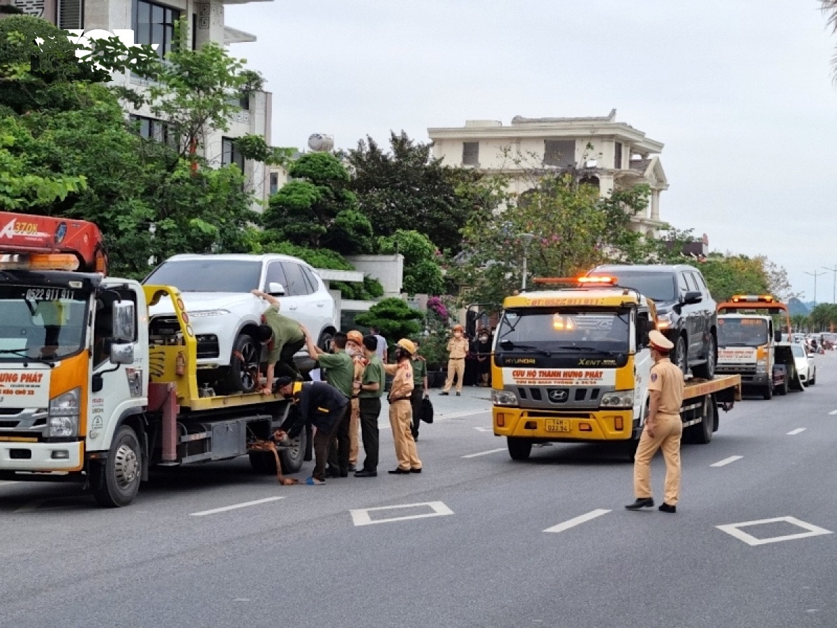 Tam giu 4 xe sang tai biet thu ong Pham Hong Ha: Co tich thu tai san?-Hinh-6