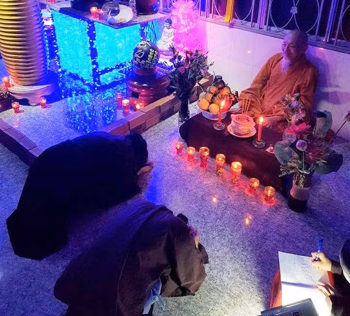 Cơ quan Cảnh sát điều tra - Công an huyện Đức Hòa đã làm việc với một số trường hợp sinh sống tại đây để xác định sai phạm về hoạt động của các đối tượng có liên quan. Có 14 người trong “Tịnh thất Bồng lai” được đưa về trụ sở làm việc.