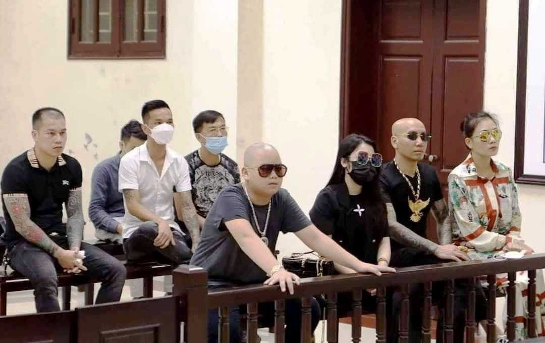 Một số người đến dự tòa.