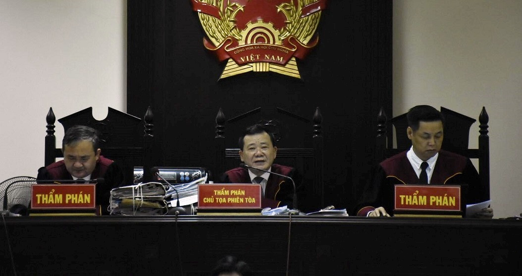 Ngày 24/5, tại TAND tỉnh Thái Bình, Hội đồng xét xử TAND cấp cao tại Hà Nội mở phiên toà phúc thẩm xét xử vụ án "Cưỡng đoạt tài sản" liên quan việc vợ chồng Nguyễn Xuân Đường (tức Đường "Nhuệ") và đồng phạm ăn chặn gần 2,5 tỷ đồng tiền hoả táng. Hai bị cáo được đưa ra xét xử gồm Nguyễn Xuân Đường và Nguyễn Khắc Nin (43 tuổi, trú tại huyện Kiến Xương, Thái Bình).