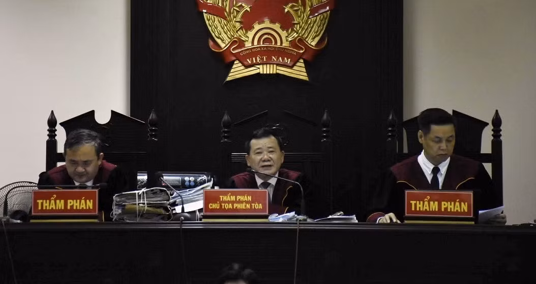 Ngày 24/5, tại TAND tỉnh Thái Bình, Hội đồng xét xử TAND cấp cao tại Hà Nội mở phiên toà phúc thẩm xét xử vụ án "Cưỡng đoạt tài sản" liên quan việc vợ chồng Nguyễn Xuân Đường (tức Đường "Nhuệ") và đồng phạm ăn chặn gần 2,5 tỷ đồng tiền hoả táng. Hai bị cáo được đưa ra xét xử gồm Nguyễn Xuân Đường và Nguyễn Khắc Nin (43 tuổi, trú tại huyện Kiến Xương, Thái Bình).