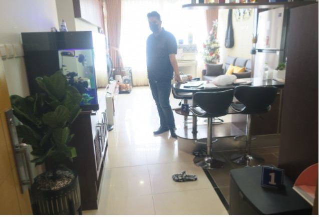 Khoảng 15h, Thái xem camera trong phòng ngủ của cháu A. Tuy nhiên, Trang vẫn tiếp tục đánh đập và hành hạ cháu A. liên tục. Đến 18h cùng ngày phút, cháu bất tỉnh, Trang điện thoại báo cho Thái. Cùng lúc, Thái vừa đi làm về đến nhà chạy vào sơ cứu cho cháu A., rồi cùng Trang đưa cháu đi bệnh viện cấp cứu. Sau đó, để che đậy hành vi tàn độc của mình và người tình với cháu A., Thái xóa hết dữ liệu của 4 camera trong căn hộ. 