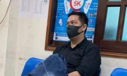 Cáo trạng nêu rõ, cháu V.A là con ruột của Nguyễn Trung Kim Thái và chị Nguyễn Thị Hạnh. Tháng 8/2020, Thái và chị H. ly hôn, TAND quận 1 giao quyền chăm sóc cháu A. cho Thái. Đến tháng 9/2020, Trang có quan hệ tình cảm với Thái và đến chung sống như vợ chồng tại căn hộ chung cư Topaz 2 Saigon Pearl (quận Bình Thạnh). 