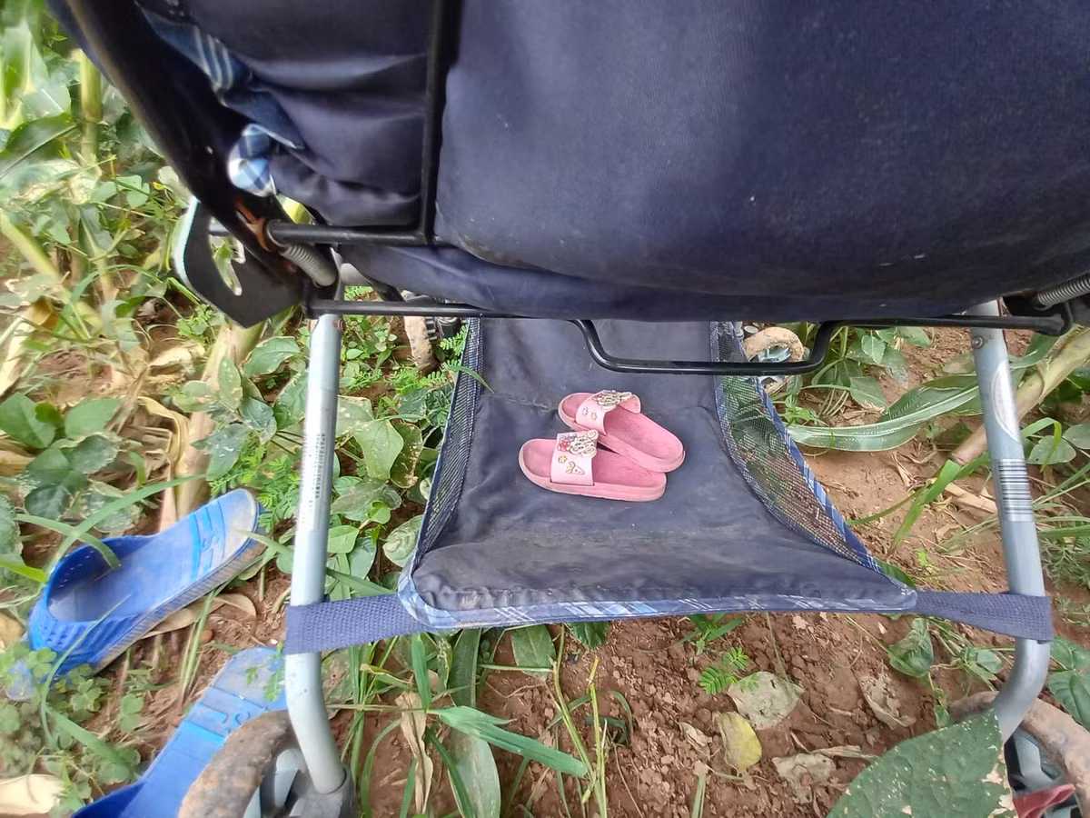 Thông tin ban đầu, vào thời điểm trên, chị Th. cho con gái nhỏ 9 tháng tuổi vào xe đẩy và dắt theo con lớn hơn 2 tuổi đi ra khỏi nhà. Khi đó, người thân nghĩ chị Th. đưa các con đi dạo như bình thường.