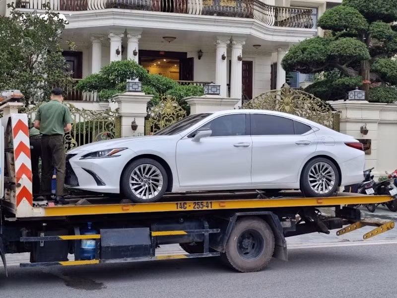 Theo quy định tại Khoản 2 Điều 106 Bộ luật Tố tụng hình sự 2015, vật chứng được xử lý như sau: Vật chứng là công cụ, phương tiện phạm tội, vật cấm tàng trữ, lưu hành thì bị tịch thu, nộp ngân sách nhà nước hoặc tiêu hủy; Vật chứng là tiền bạc hoặc tài sản do phạm tội mà có thì bị tịch thu, nộp ngân sách nhà nước; Vật chứng không có giá trị hoặc không sử dụng được thì bị tịch thu và tiêu hủy.