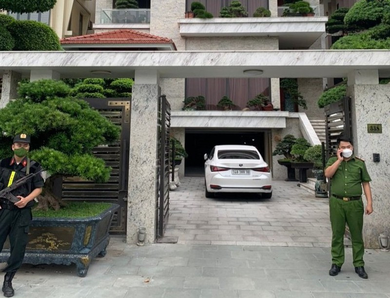 Trao đổi với PV Báo Tri thức và Cuộc sống, tiến sĩ, luật sư Đặng Văn Cường – Đoàn Luật sư TP Hà Nội cho rằng, quá trình điều tra vụ án hình sự, cơ quan điều tra cũng sẽ làm rõ các tài sản do phạm tội mà có, những vật chứng của vụ án để tiến hành niêm phong, kê biên để xử lý theo quy định của pháp luật.