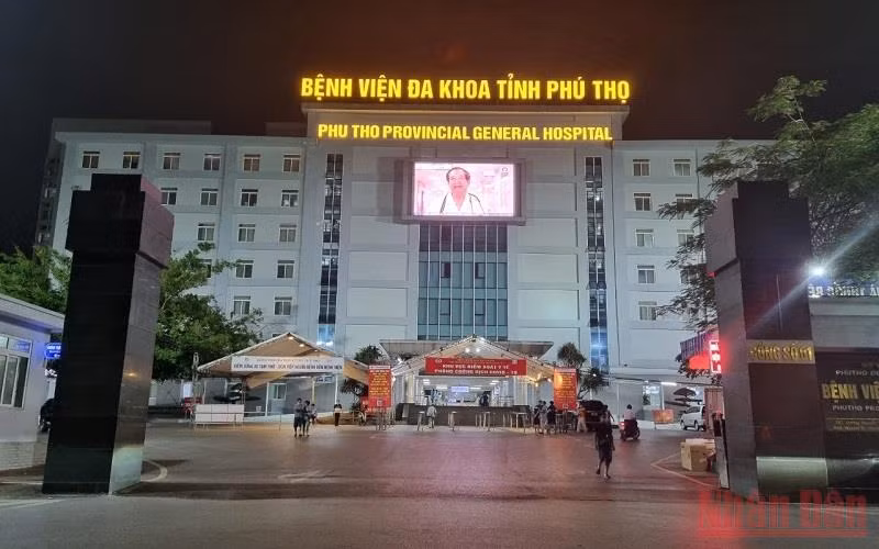 Cán bộ Bệnh viện Ða khoa tỉnh Phú Thọ nhận hơn 2 tỷ đồng hoa hồng của Việt Á: Thanh tra tỉnh Phú Thọ phát hiện ông Trần Gia Phú, Trưởng đơn vị Vi sinh, Phó Giám đốc Trung tâm xét nghiệm thuộc Bệnh viện Ða khoa tỉnh Phú Thọ, nhận hơn 2 tỷ đồng tiền “hoa hồng” từ Việt Á. Kết luận thanh tra nêu rõ, từ tháng 11/2020 đến tháng 9/2021, Hồ Thị Thanh Thảo, cán bộ của Công ty Việt Á 4 lần chuyển cho ông Phú qua 2 tài khoản hơn 2 tỷ đồng. Ông Phú chỉ báo cáo khi đoàn thanh trađến làm việc tại Bệnh viện Đa khoa tỉnh Phú Thọ (ngày 25/1/2022).