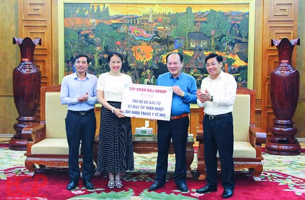 Theo Bộ Công an, chỉ tính riêng trong lĩnh vực thiết bị y tế, NSJ Group đã trúng hàng loạt gói thầu với trị giá trên 2.000 tỷ đồng. Trong đó, cá nhân Hoàng Thị Thúy Nga đã lợi dụng các mối quan hệ với các tỉnh, thành phố để tạo dựng uy tín, xây dựng nguồn hàng (toàn bộ hàng hóa nhập khẩu), bàn bạc, thống nhất việc mua bán máy móc, thiết bị y tế, sau đó móc ngoặc với chủ đầu tư và bên định giá hợp thức các điều kiện để được trúng thầu, gây thất thoát số tiền lớn cho Nhà nước.