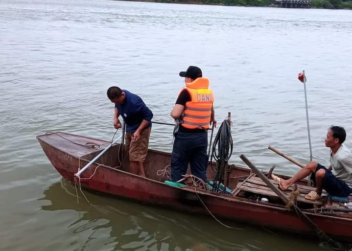 Hai Duong: Dang tim thi the nguoi vo gap nan cung chong tren song Kinh Thay