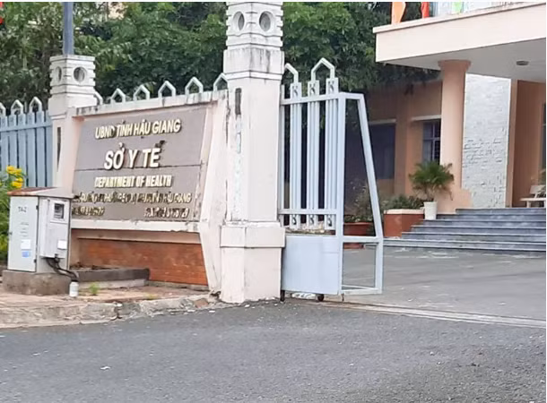  Việt Á từng cho người mang 450 triệu đến nhà Giám đốc CDC Hậu Giang: Mới đây, ông Nguyễn Văn Lành – Giám đốc CDC tỉnh Hậu Giang cho biết, Việt Á từng cho người mang túi quà bên trong có 450 triệu đồng đến nhà ông nói là “bồi dưỡng anh em chống dịch”. Sau đó, ông Lành đã báo cáo UBND tỉnh và bàn giao mang túi quà cho cơ quan công an. 