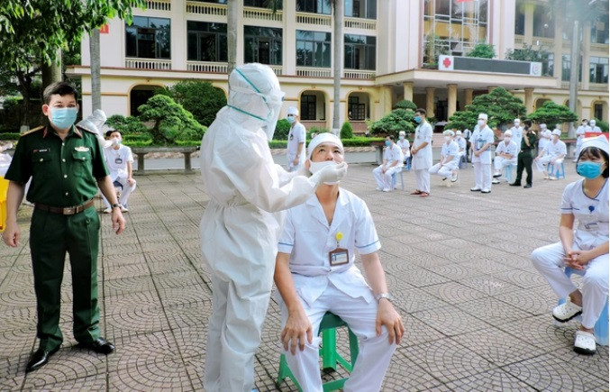 Tuy nhiên sau đó, đại tá Diêm Đăng Thanh khẳng định, đây là ảnh thật và ông có đi kiểm tra, chỉ đạo công tác xét nghiệm thật. "Đó là bài viết đúng, quân nhà tôi viết bài đó. Ảnh đó là ảnh đúng, tôi là người duyệt ảnh đó", ông Thanh khi đó nói. (Ảnh do tác giả Trần Viết Dến cung cấp).