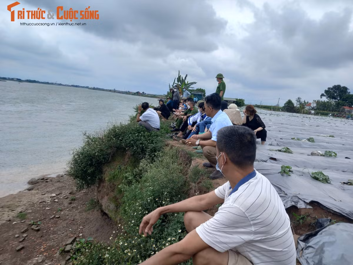 Hai Duong: Xuyen dem tim kiem 3 me con nu giao vien tren song-Hinh-7