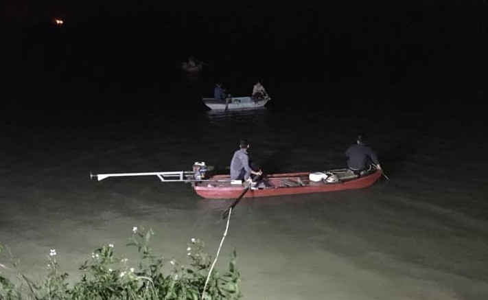 Hai Duong: Xuyen dem tim kiem 3 me con nu giao vien tren song-Hinh-2