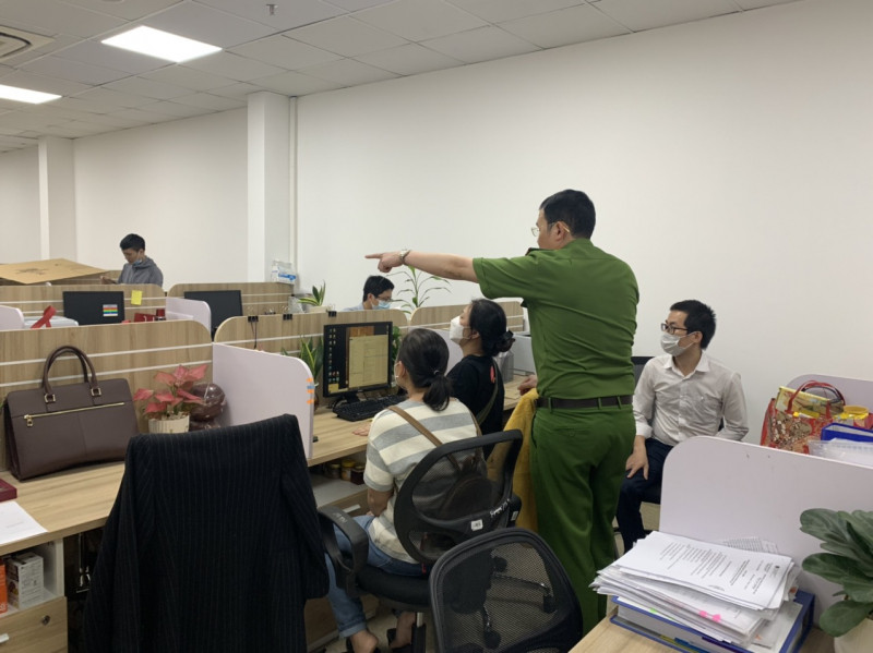 Chỉ tính riêng 4 vụ án trên, bà Hoàng Thị Thuý Nga kéo theo ít nhất 5 người giữ cương vị là Giám đốc sở của các tỉnh thành và nhiều người khác dính vào vòng lao lý. Đáng chú ý, hiện bà Nga đang bị điều tra trong nhiều vụ việc khác ở nhiều tỉnh thành khác. C03 cũng đang điều tra về các sai phạm tại nhiều Sở Y tế, Sở GD-ĐT…trong cả nước có liên quan đến các công ty của bà trùm thiết bị y tế, giáo dục này.