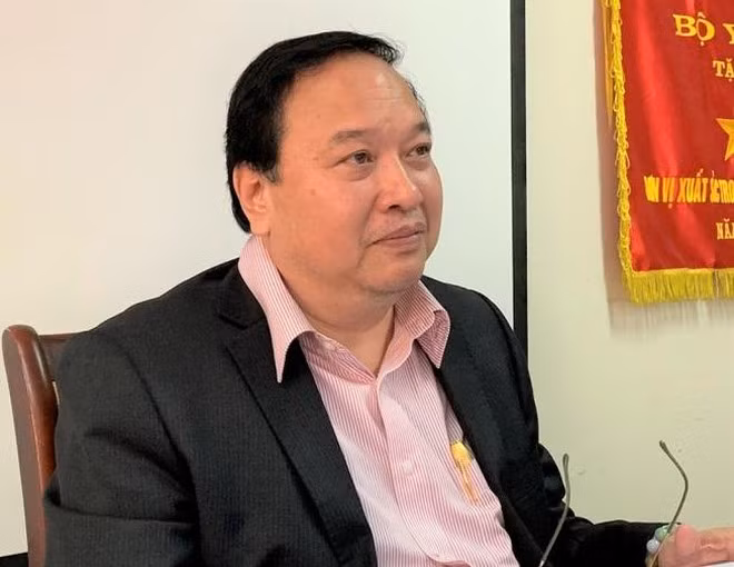 Trước đó, ngày 31/12/2021, Cơ quan cảnh sát điều tra (C03) đã khởi tố ông Nguyễn Minh Tuấn-cựu Vụ trưởng Trang thiết bị và Công trình y tế, Bộ Y tế, ông Nguyễn Nam Liên - Vụ trưởng Kế hoạch Tài chính, Bộ Y tế và ông Trịnh Thanh Hùng - Phó vụ trưởng Khoa học và Công nghệ thuộc Bộ KH&amp;CN liên quan vụ án xảy ra tại Công ty Việt Á. (Ảnh: Ông Nguyễn Minh Tuấn).