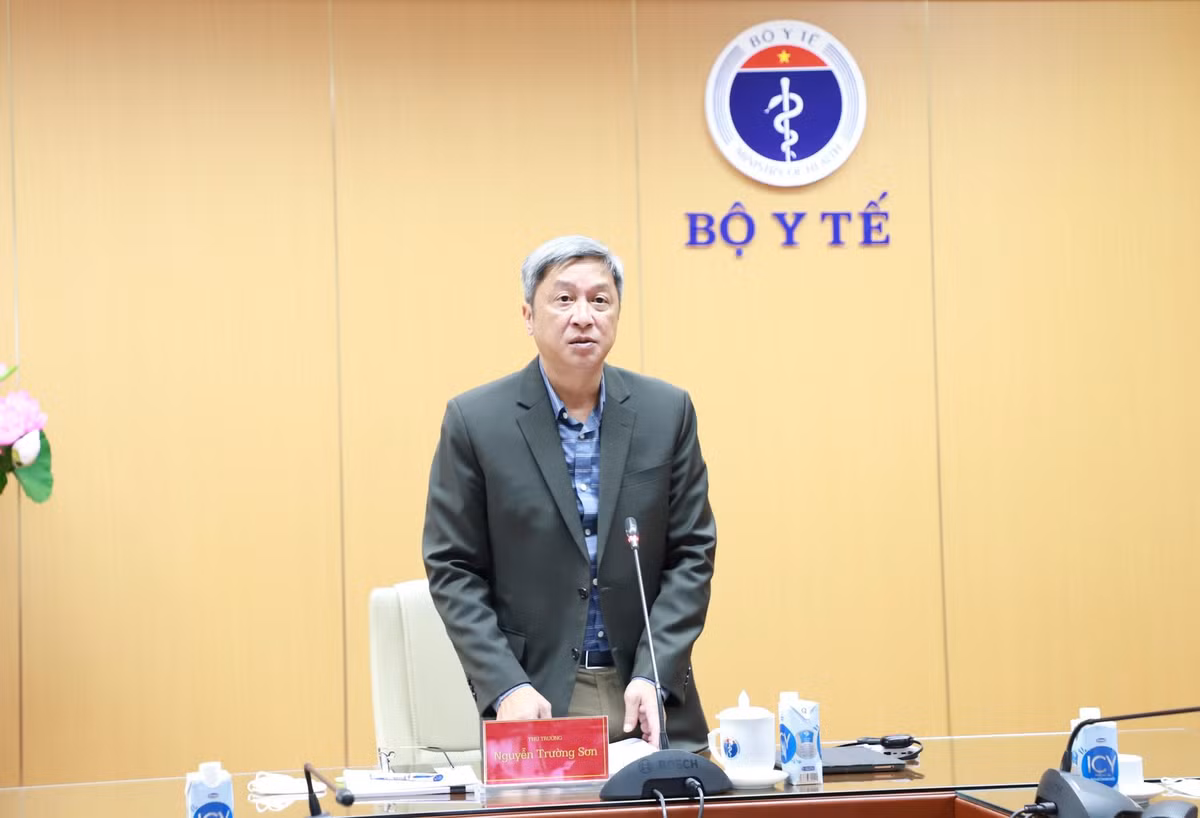 Cảnh cáo các ông: Nguyễn Trường Sơn - Ủy viên Ban cán sự đảng, Thứ trưởng Bộ Y tế; Đặng Đức Anh - Ủy viên Ban Chấp hành Đảng bộ quận Hai Bà Trưng, thành phố Hà Nội, Bí thư Đảng ủy, Viện trưởng Viện Vệ sinh dịch tễ Trung ương.