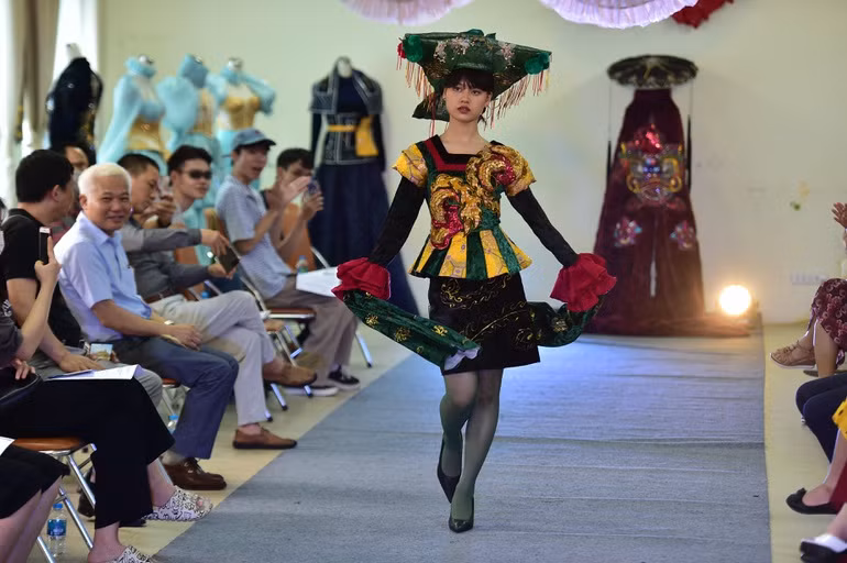 Man trinh dien thoi trang phi gioi tinh do SV Ha Noi thiet ke-Hinh-10