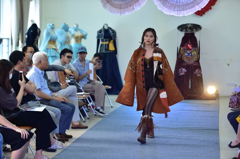 Man trinh dien thoi trang phi gioi tinh do SV Ha Noi thiet ke-Hinh-6