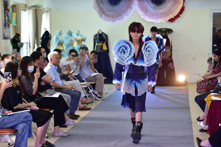 Man trinh dien thoi trang phi gioi tinh do SV Ha Noi thiet ke-Hinh-3