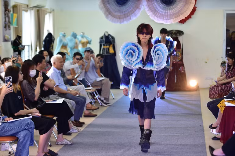 Man trinh dien thoi trang phi gioi tinh do SV Ha Noi thiet ke-Hinh-3