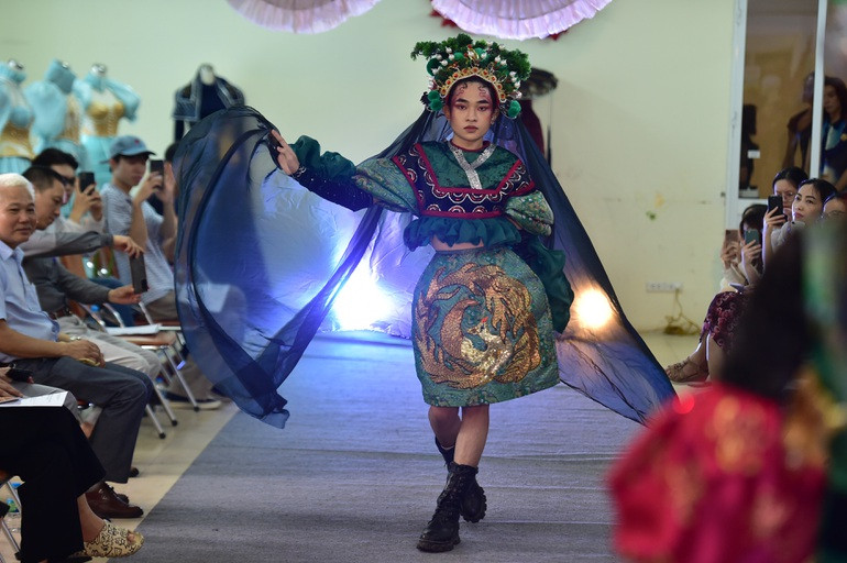 Man trinh dien thoi trang phi gioi tinh do SV Ha Noi thiet ke