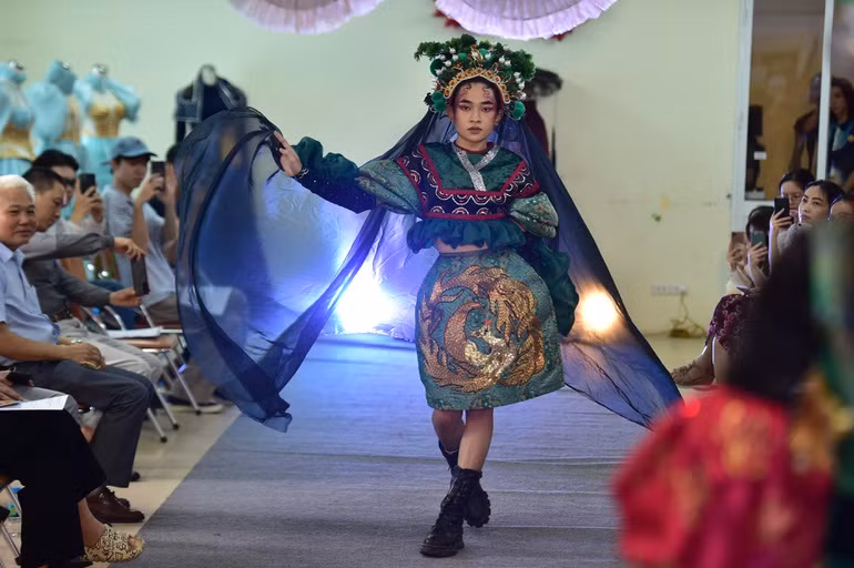 Man trinh dien thoi trang phi gioi tinh do SV Ha Noi thiet ke