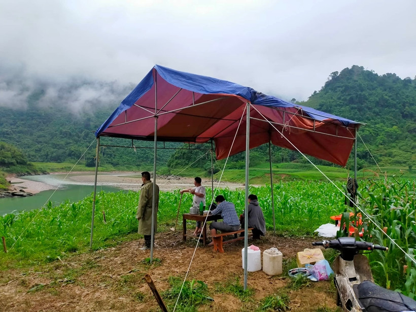  Hai vợ chồng đi đánh cá trong đêm bị mất tích trên sông: Khoảng 21h đêm 20/5, hai vợ chồng ông Nông Văn Ch. (SN 1969) và bà Nèn Thị Nh. (SN 1973), trú tại , xóm Pi Nặm, thôn Nà Pâu, xã Lạc Nông, huyện Bắc Mê, Hà Giang khi đi đánh bắt cá có thể bị lật thuyền dẫn đến mất tích. Ngay khi nhận được thông tin, cơ quan chức năng, lực lượng cứu nạn cứu hộ đã vào cuộc tích cực. Đến 17h30 chiều 22/5 vẫn chưa tìm thấy tung tích hai nạn nhân.