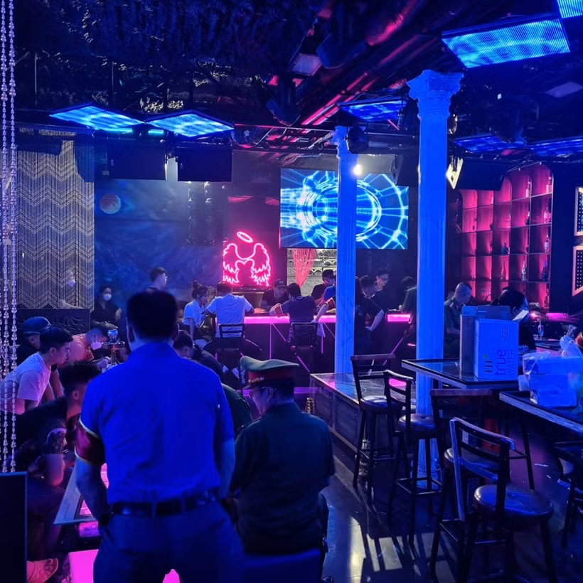  7 đối tượng dương tính với ma túy trong quán Bar Beer “PANDORA”: Ngày 22/5, Công an TP Hải Phòng thông tin, Công an quận Lê Chân vừa đột kích quán Bar Beer “PANDORA” phát hiện 7 đối tượng dương tính với chất ma túy. Thời điểm kiểm tra, Tổ công tác HP22­ Công an quận Lê Chân phát hiện bên trong quán có 14 nhân viên 3 bàn với tổng số 17 khách với dấu hiệu nghi vấn sử dụng trái phép chất ma túy.