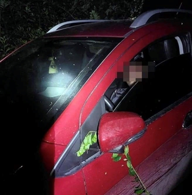  Điều tra nguyên nhân người đàn ông chết bất thường trong xe ô tô: Ngày 22/5, Công an huyện Nghĩa Đàn (Nghệ An) phối hợp với các đơn vị nghiệp vụ Công an tỉnh Nghệ An điều tra nguyên nhân 1 người đàn ông tử vong trong xe ô tô. Tối 21/5, người dân xã Nghĩa Thành phát hiện 1 người đàn ông tử vong trong tư thế đang ngồi ở ghế lái của ô tô 4 chỗ màu đỏ mang BKS 37A - 908.xx đang dừng trên đường vào Nhà máy may Đức Phát thuộc xóm Tân Tiến. Danh tính nạn nhân được xác định là anh N.T.B (SN 1979), trú ở huyện Quỳ Hợp, tỉnh Nghệ An.