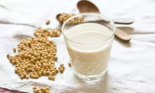 Sữa đậu nành. Tương tự sữa động vật, sữa đậu nành cũng không nên bảo quản bằng bình giữ nhiệt. Nhiệt độ và độ ẩm cao tạo điều kiện cho vi khuẩn phát triển nhanh, dễ làm hỏng sữa. Không những vậy, bình giữ nhiệt cũng làm thay đổi mùi vị, khiến sữa không thơm ngon như ban đầu. Để bảo quản sữa đậu nành, tốt nhất bạn nên dùng chai sứ hoặc thủy tinh. Không sử dụng chai nhựa nhằm tránh phản ứng hóa học giữa sữa đậu nóng và nhựa.