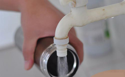 Sau thời gian sử dụng, bạn có thể tận dụng những nguyên liệu sẵn có trong nhà như kem đánh răng, lá chanh kết hợp nước nóng để làm sạch. Ngoài ra, bạn có thể dùng vỏ cam, vỏ bưởi cho vào bình, đậy nắp lại và để qua đêm. Các loại vỏ này có khả năng hút mùi rất hiệu quả.