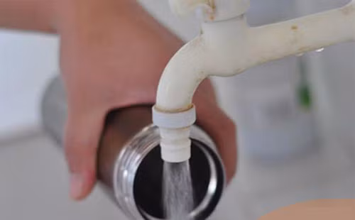 Sau thời gian sử dụng, bạn có thể tận dụng những nguyên liệu sẵn có trong nhà như kem đánh răng, lá chanh kết hợp nước nóng để làm sạch. Ngoài ra, bạn có thể dùng vỏ cam, vỏ bưởi cho vào bình, đậy nắp lại và để qua đêm. Các loại vỏ này có khả năng hút mùi rất hiệu quả.