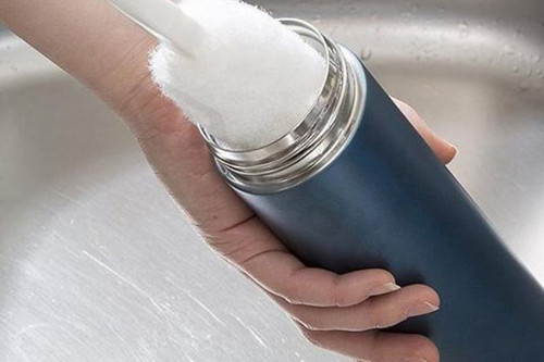 Ngoài việc cẩn trọng trong việc sử dụng bình giữ nhiệt đựng đồ uống, các nhà khoa học còn nhấn mạnh tầm quan trọng của việc vệ sinh bình.