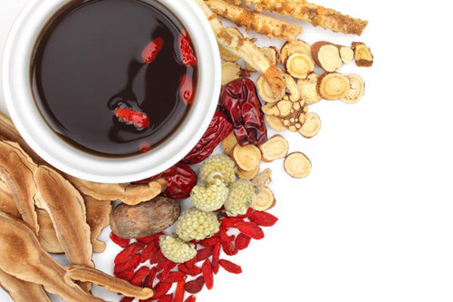 Thuốc bắc. Nhiều người dùng bình giữ nhiệt đựng thuốc bắc đã sắc để giữ ấm, dễ mang theo khi cần sử dụng. Tuy nhiên, thuốc bắc thường có tính axit và kiềm. Những chất này có thể phản ứng với thành phần trong bình giữ nhiệt, làm giảm tác dụng của thuốc, thậm chí gây hại cho người dùng.