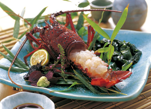 Để món Ikizukuri Nhật Bản có thể cử động cho đến lúc lên mâm, nguyên liệu phải là hải sản còn khỏe, bơi tung tăng trong bể.